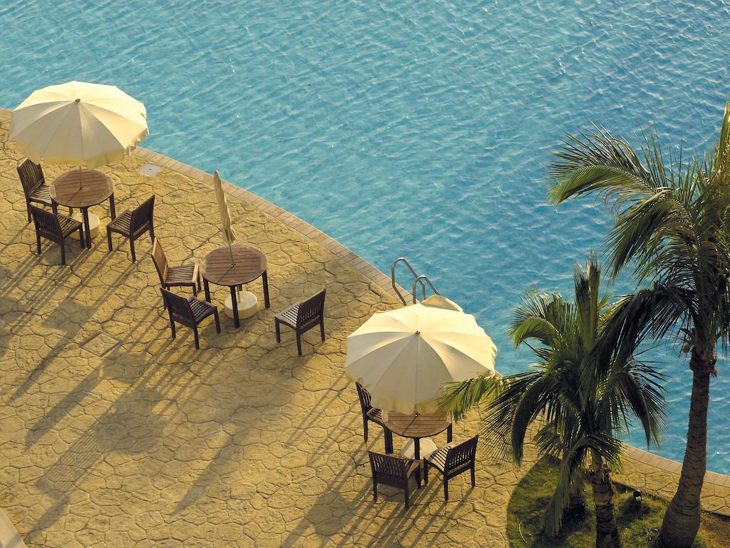 Hotel Nikko Alivila Yomitan Exterior photo The pool at the Taj Bengal